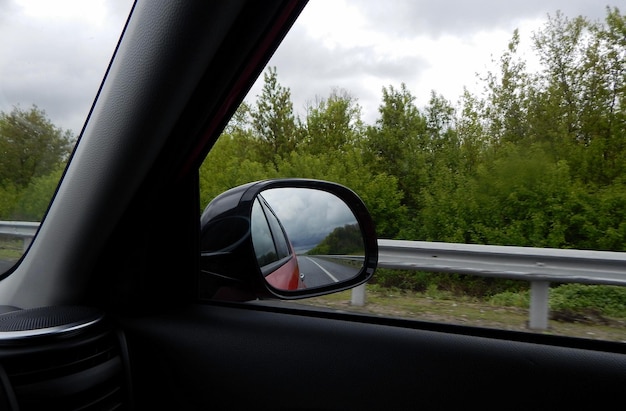 Außenspiegel des autos auf geschwindigkeit auf der autobahn