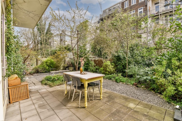 Außenterrasse mit Esstisch und Blick auf den grünen Garten