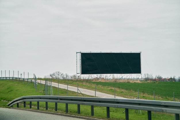 Außenwerbung auf dem Autobahn-Mockup Große Werbetafel in der Nähe der Autobahn