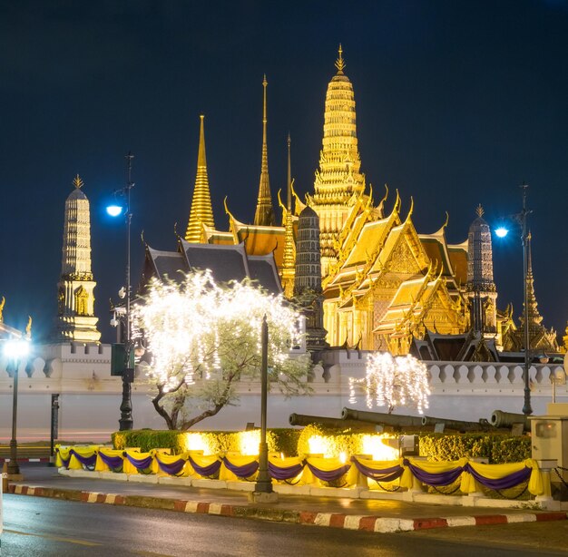 Außerhalb des schönen Wahrzeichens des Grand Emerald Tempels in Bangkok Thailand mit Nachtlicht