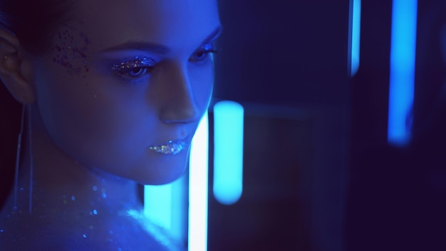 Außerirdisches Mädchen kosmische Schönheit Frau Glitzer Make-up Neon