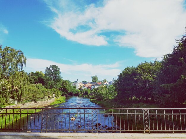 Foto aussicht auf bäume und kanal vor bewölktem himmel