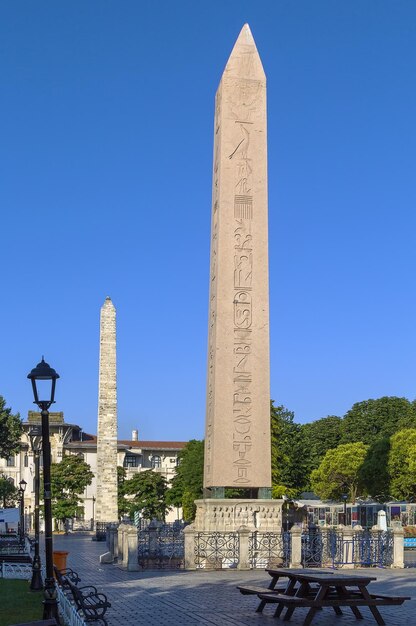 Aussicht auf das Denkmal vor klarem blauen Himmel