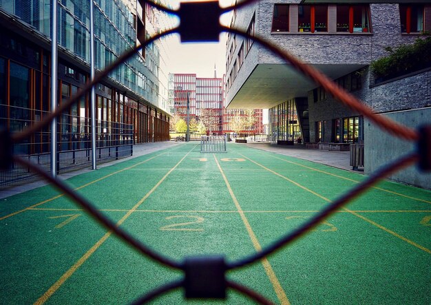 Foto aussicht auf das fußballfeld durch einen kettenzaun