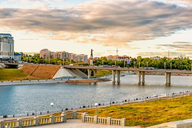 Aussicht auf das historische Stadtzentrum und die Moskauer Brücke von der Pionerskaya.