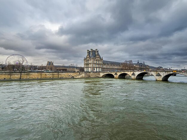 Aussicht auf das Louvre und die Seine in Paris