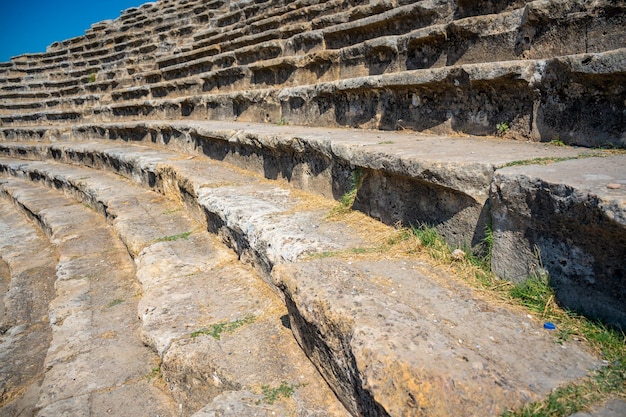 Aussicht auf das Pamukkale-Amphitheater, die Ruinenstadt von Hierapolis, Türkei