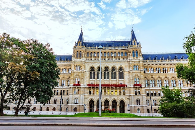 Aussicht auf das Rathaus von Wien vom Florianipark Österreich