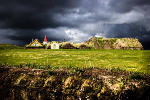 Foto aussicht auf das schloss auf dem feld vor bewölktem himmel