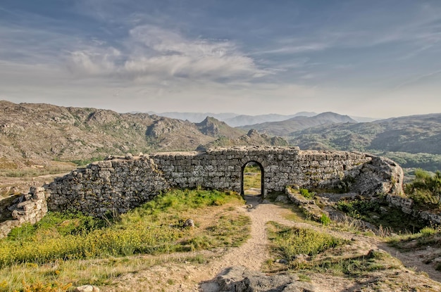 Foto aussicht auf das schloss in der landschaft vor bewölktem himmel