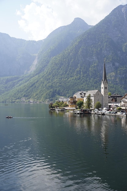 Foto aussicht auf das schöne dorf hallstatt und den see in österreich