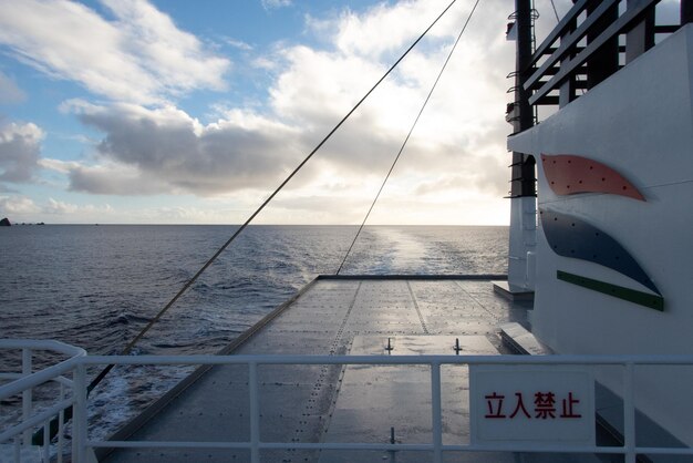 Foto aussicht auf dem boot, das mit der morgensonne im hintergrund vorwärts fährt