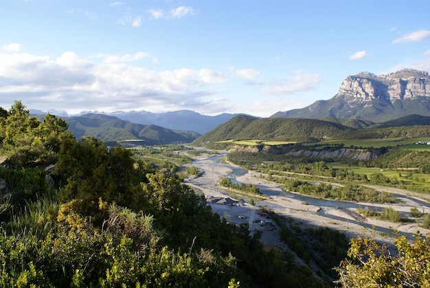 Aussicht auf den Fluss Cinca und Peña Montañesa, Orilla und Arboles im Pirineo