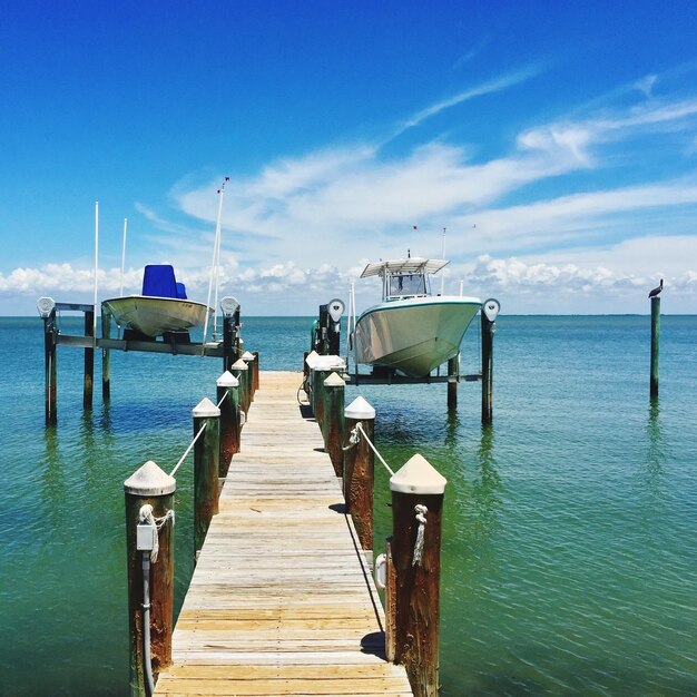 Foto aussicht auf den pier auf dem meer