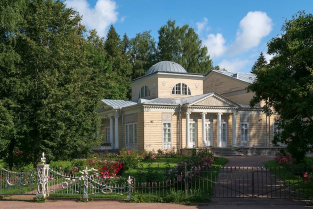 Aussicht auf den Rosenpavillon im Pavlovsky Park, einem Landschaftspark im Rahmen des Pavlovsk State Museum Reserve, an einem sonnigen Sommertag in Sankt Petersburg, Russland
