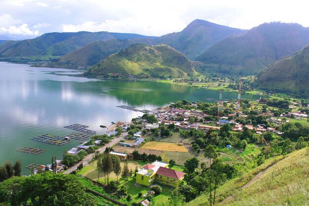 Foto aussicht auf den toba-see und das dorf tongging im bezirk karo in nord-sumatra, indonesien