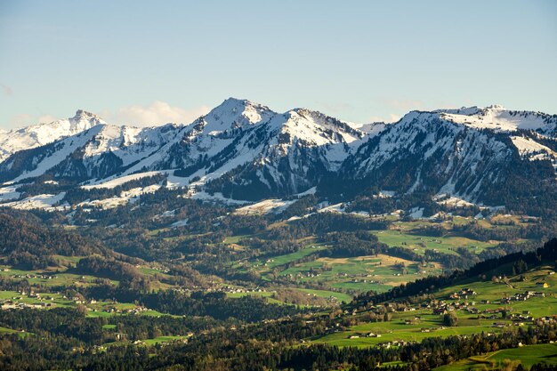 Aussicht auf die Alpen im Frühling