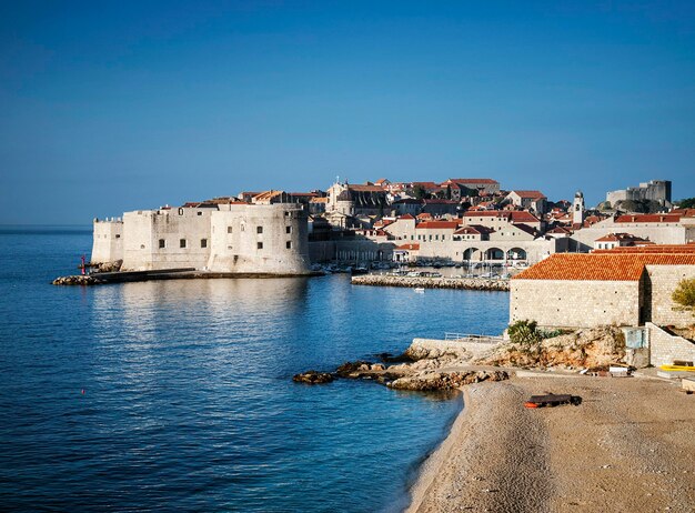 Aussicht auf die alte Stadt Dubrovnik und die Küste in Kroatien