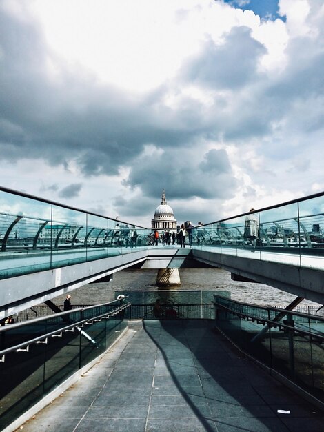 Aussicht auf die Brücke gegen den bewölkten Himmel