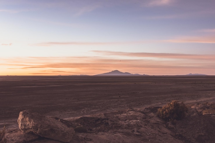 Foto aussicht auf die dramatische landschaft beim sonnenuntergang
