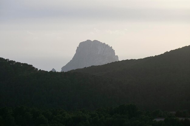 Foto aussicht auf die insel es vedra auf ibiza vom berg sa talaia in sant josep