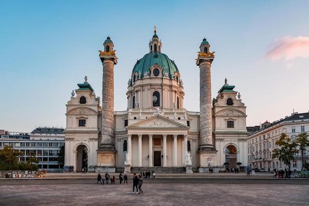 Foto aussicht auf die kathedrale gegenüber gebäuden in wien