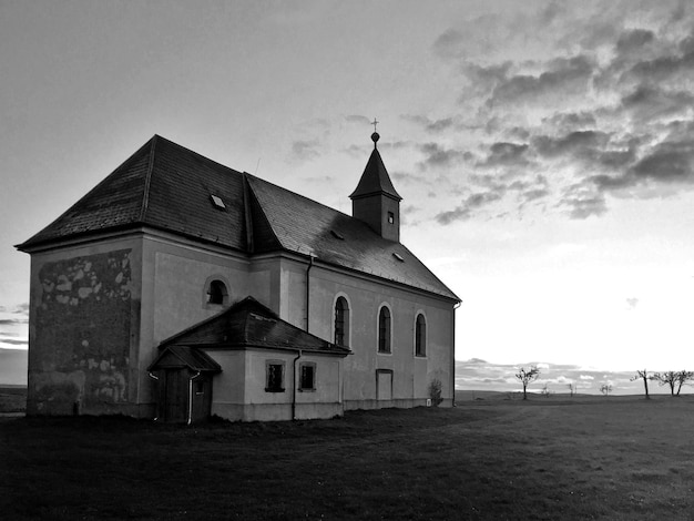 Aussicht auf die Kirche gegen den Himmel