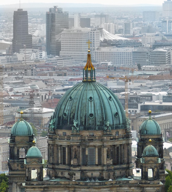 Aussicht auf die Kuppel gegen die Stadt