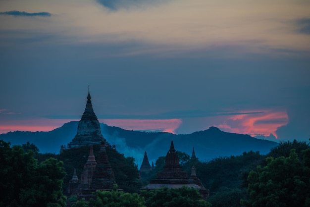 Foto aussicht auf die pagode vor einem bewölkten himmel