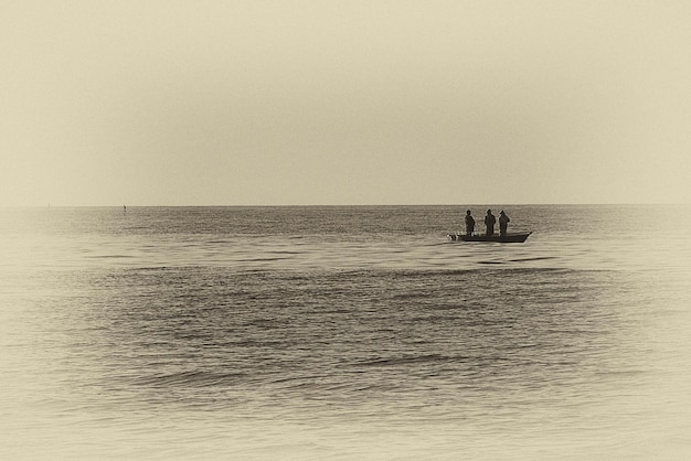 Foto aussicht auf die polnische ostsee im frühling im retrostil