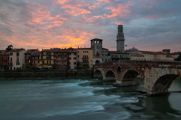 Aussicht auf die Ponte Pietra-Brücke bei Sonnenuntergang