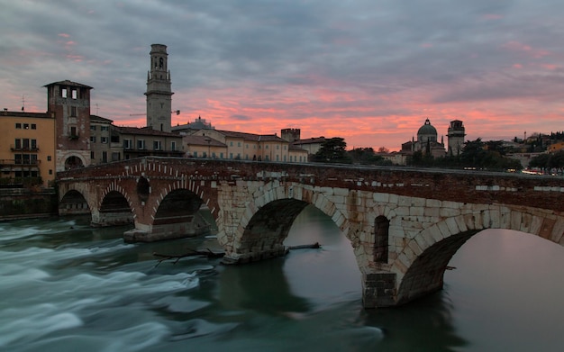 Aussicht auf die Ponte Pietra-Brücke bei Sonnenuntergang