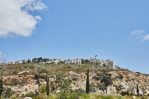 Aussicht auf die Region Haifa auf einem Berghang gegen einen wolkigen Himmel