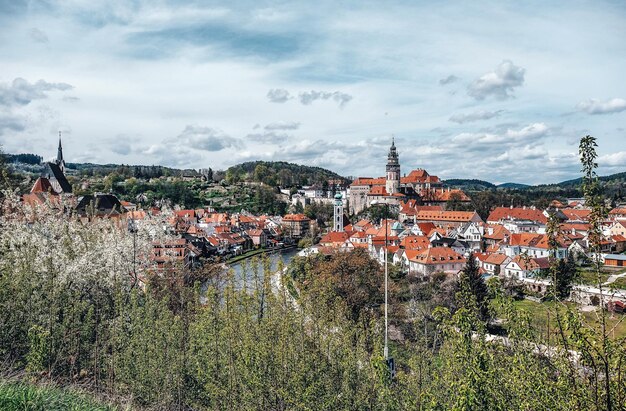 Foto aussicht auf die stadt vor einem bewölkten himmel