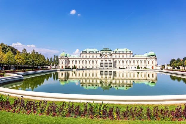 Aussicht auf die Südfassade des Belvedere-Palastes vom Teich Wien