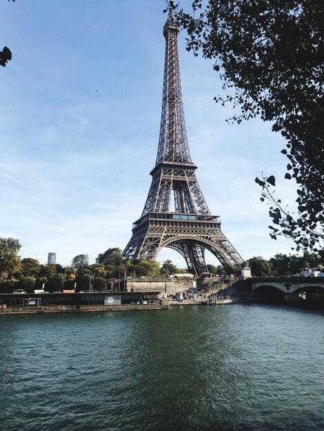 Foto aussicht auf die turmbrücke über den fluss