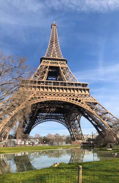 Foto aussicht auf ein historisches gebäude vor einem bewölkten himmel