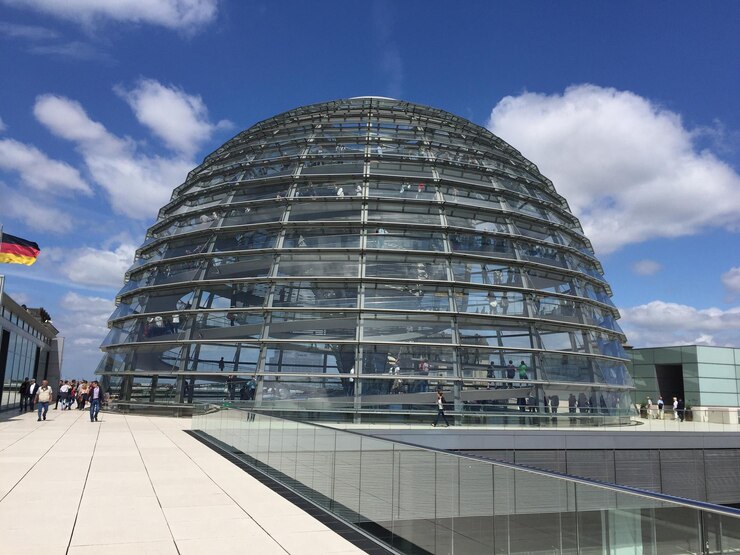 Foto aussicht auf ein modernes gebäude vor einem bewölkten himmel