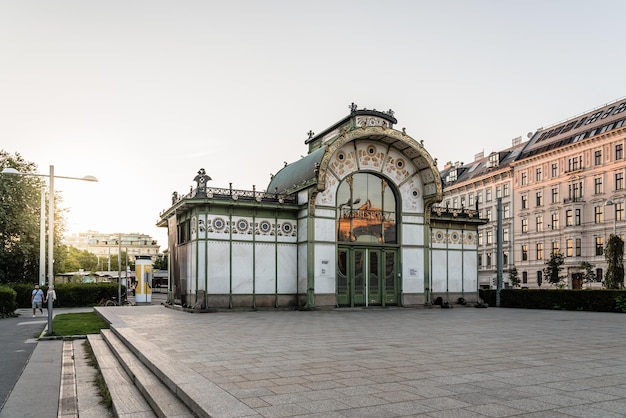 Aussicht auf ein Museum in der Stadt vor klarem Himmel