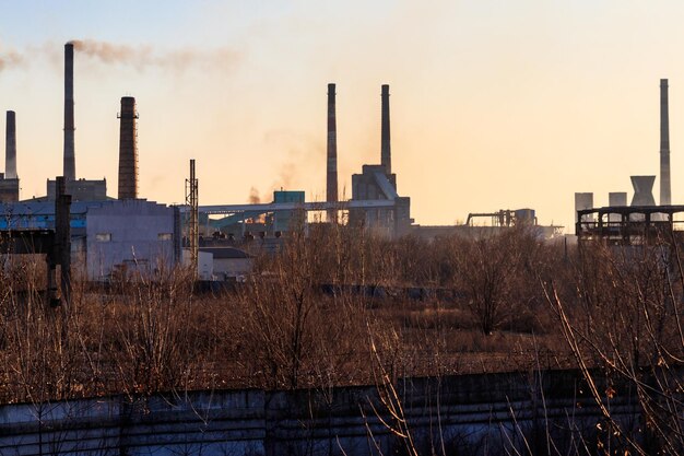 Foto aussicht auf eine alte fabrik mit rohren mit rauch luftverschmutzung umweltschäden