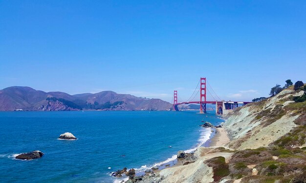 Aussicht auf eine Hängebrücke über dem Meer vor klarem blauen Himmel