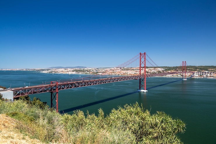 Foto aussicht auf eine hängebrücke vor blauem himmel