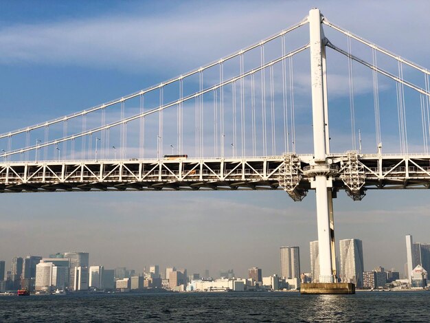 Foto aussicht auf eine hängebrücke vor einem bewölkten himmel