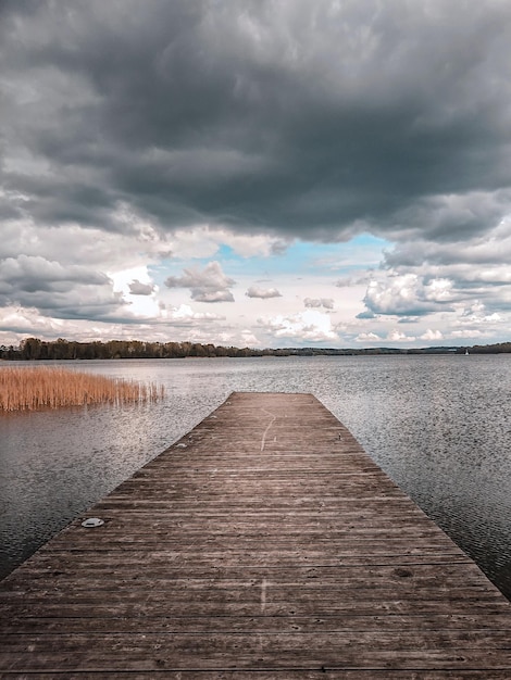 Aussicht auf eine Holzbrücke über dem Meer gegen den Himmel