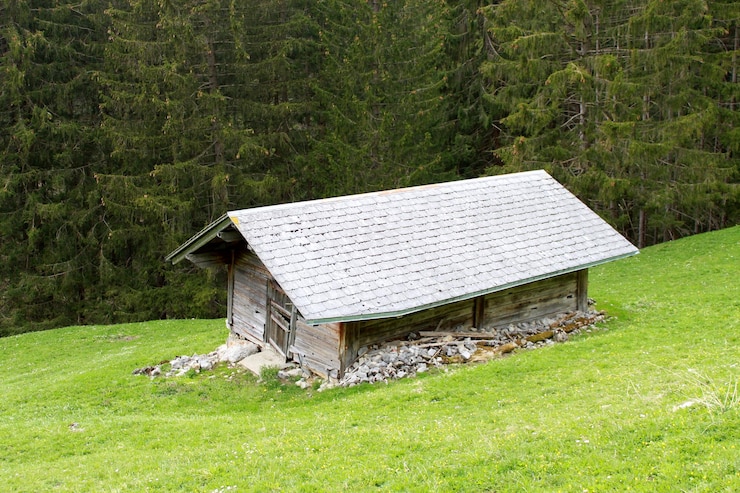 Foto aussicht auf eine hütte auf dem feld