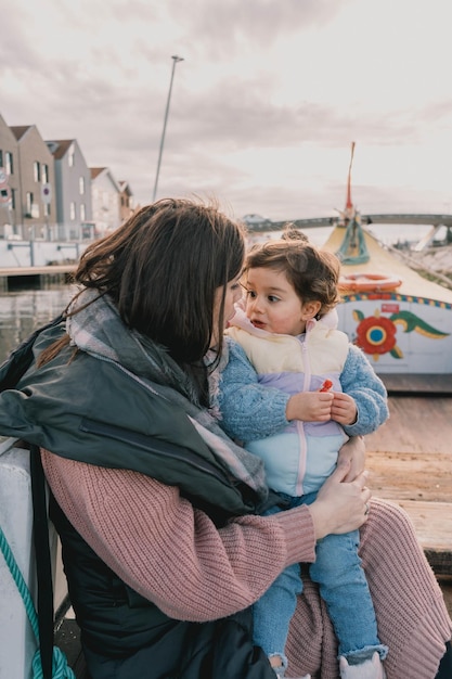 Foto aussicht auf eine mutter und tochter, die bei sonnenuntergang auf dem aveiro-kanal eine bootsfahrt machen