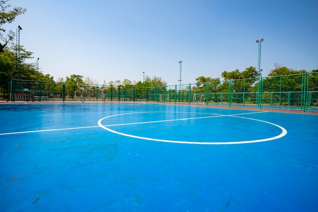 Foto aussicht auf einen basketballkorb vor dem blauen himmel