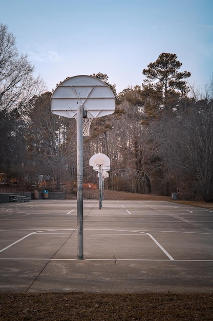 Foto aussicht auf einen basketballkorb vor dem himmel