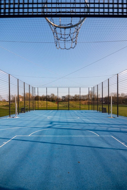 Aussicht auf einen Basketballkorb vor einem klaren blauen Himmel