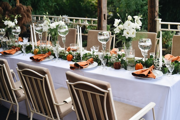 Aussicht auf einen geschmückten Hochzeitstisch im Garten
